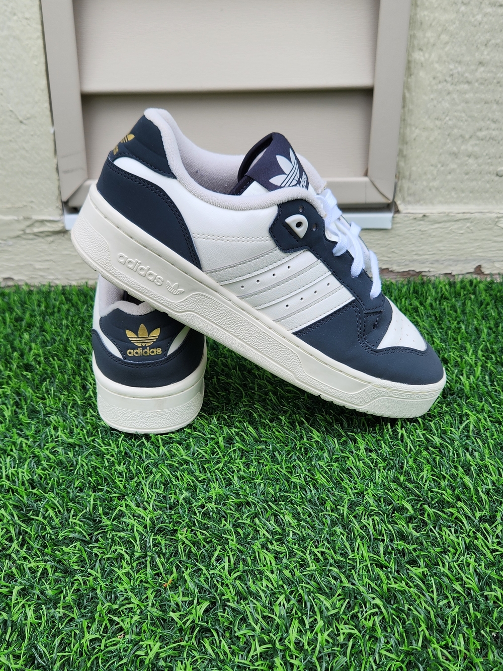 Women Adidas RIVALRY LOW Lifestyle Shoes Carbon/Talc/Cloud White/Black SIZE 8.5